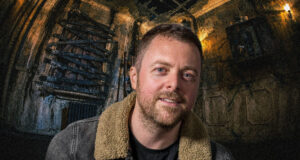 Damian McCarthy prépare “le film de maison hantée ultime” après le terrifiant Hokum