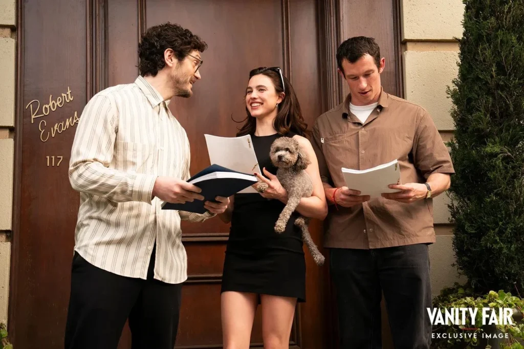 Parker Finn, le réalisateur de Possession, avec les acteurs Margaret Qualley et Callum Turner.<br /> Crédit photo : Justin Lubin/Vanity Fair Parker Finn, le réalisateur de Possession, avec les acteurs Margaret Qualley et Callum Turner.<br />Crédit photo : Justin Lubin/Vanity Fair