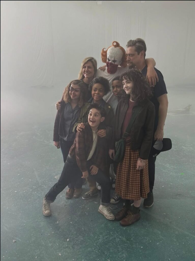 Andy Muschietti, Bill Skarsgård, Matilda Lawler, Clara Stack, Arian S. Cartaya, Barbara Muschietti, Blake Cameron James et Amanda Christine dans Ça : Bienvenue à Derry (2025) Andy Muschietti, Bill Skarsgård, Matilda Lawler, Clara Stack, Arian S. Cartaya, Barbara Muschietti, Blake Cameron James et Amanda Christine dans Ça : Bienvenue à Derry (2025)