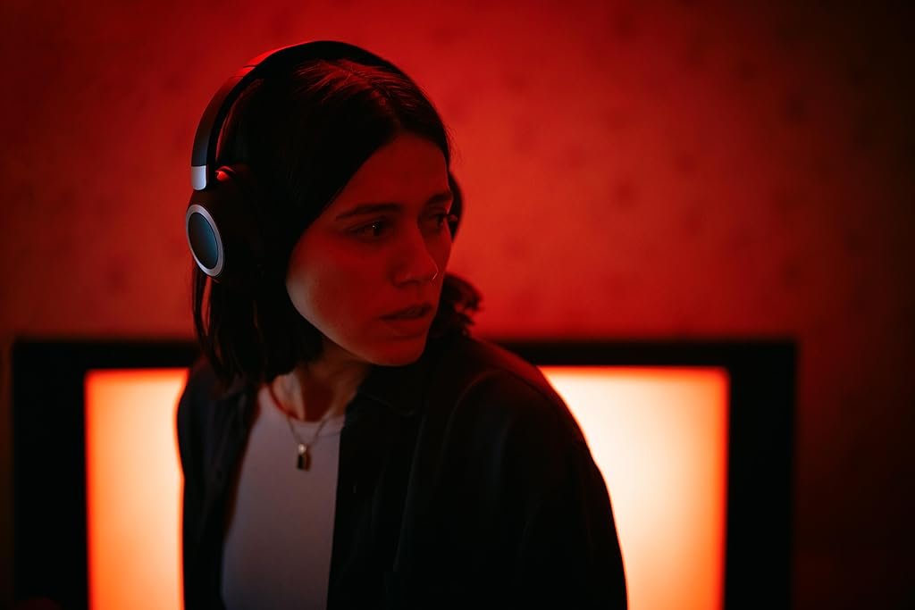 Nina Kiri dans Undertone (2025)