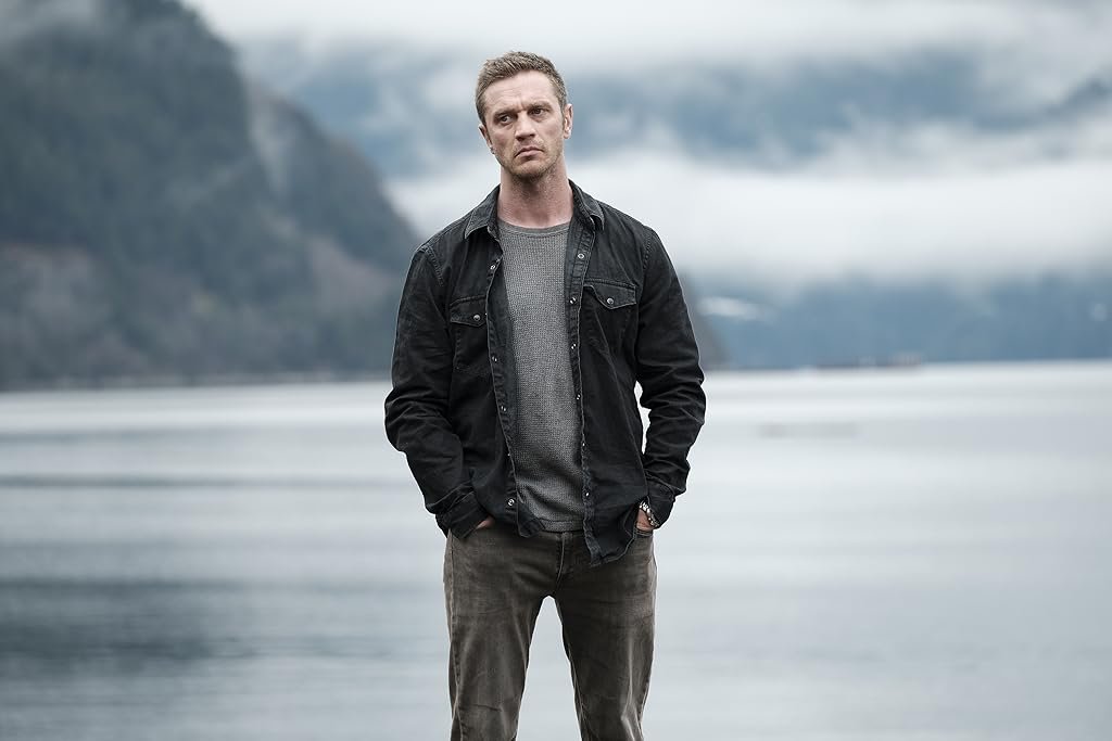 Devon Sawa dans Somewhere Between (2017) Menera l'enquete dans la saison de de la série Motel Hell