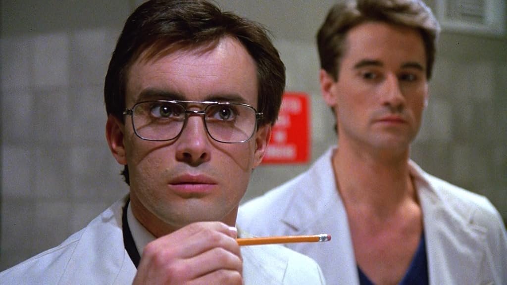 Jeffrey Combs & Bruce Abbott dans le film Re-Animator (1985)
