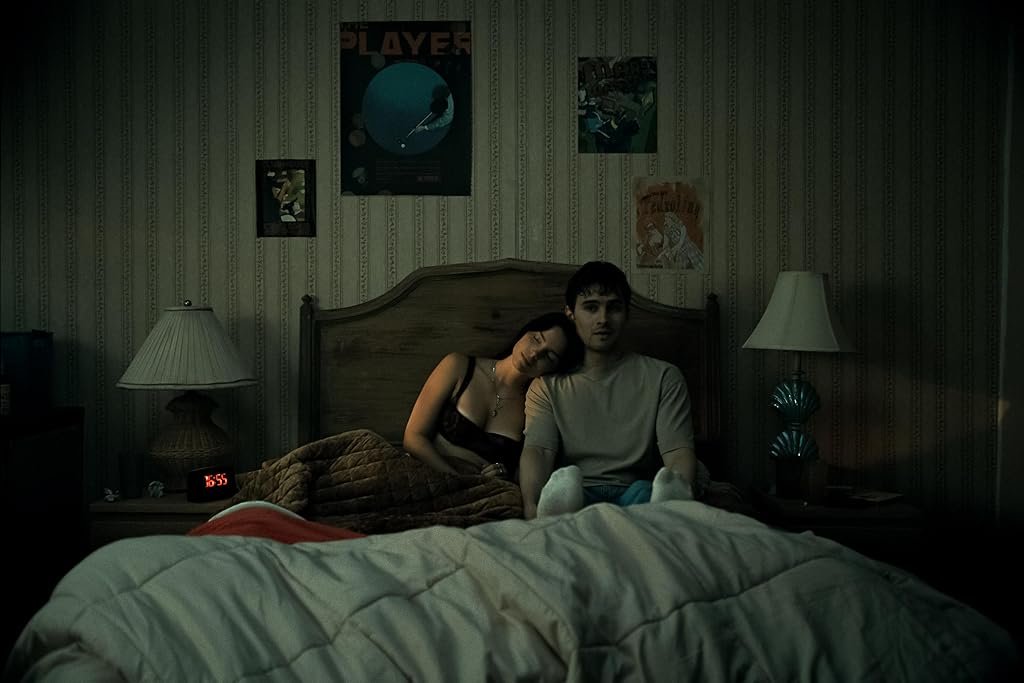 Michael Johnston et Inde Navarrette dans Obsession (2025)