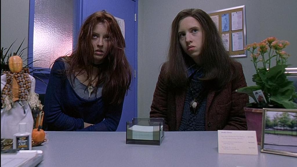 Katharine Isabelle et Emily Perkins dans le film  Ginger Snaps (2000)