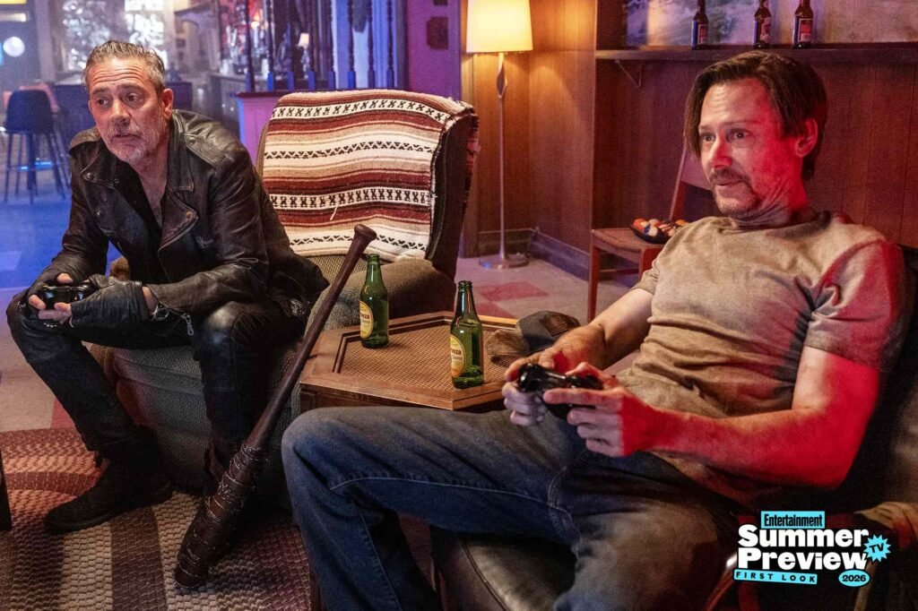 Jeffrey Dean Morgan (Negan) et Jimmi Simpson (Dillard) dans la saison 3 de « The Walking Dead : Dead City ». Photo : Robert Clark/AMC