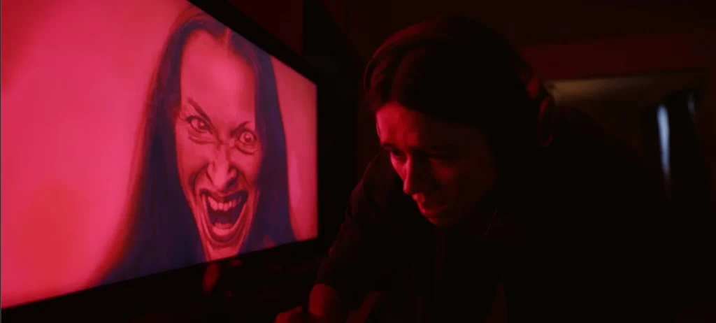 Nina Kiri dans Undertone (2025)