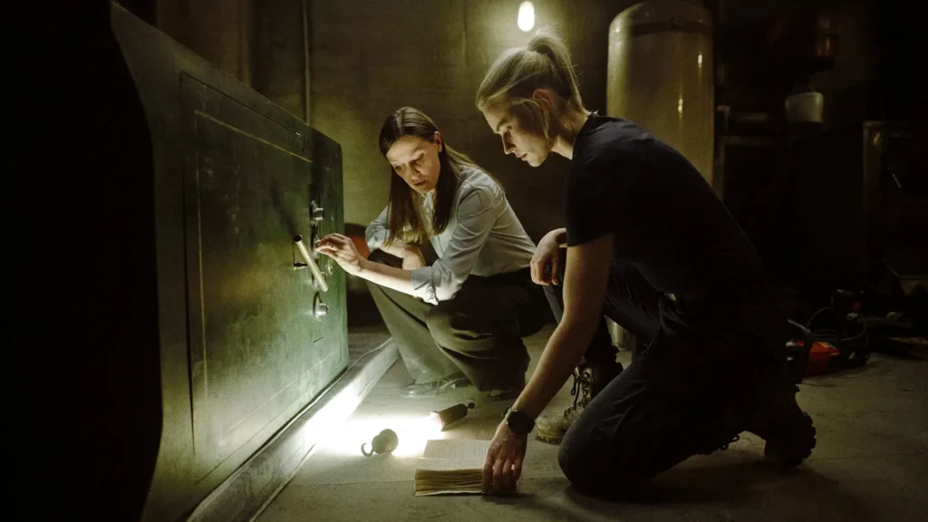 Jeanne Goursaud et Alexandra Maria Lara dans le film "Safe" de Thomas Sieben