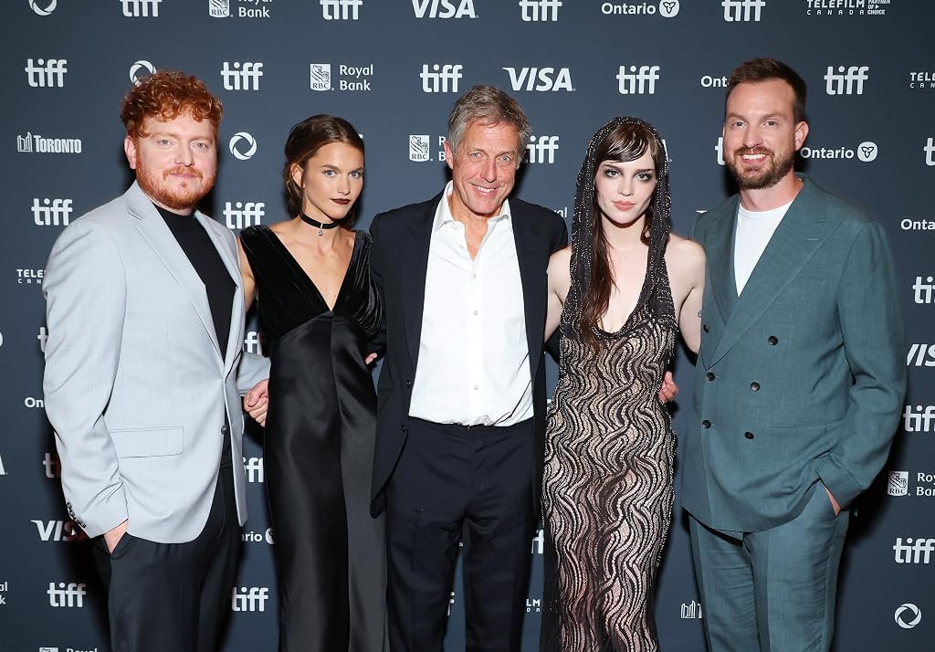 Hugh Grant, Scott Beck, Bryan Woods, Chloe East et Sophie Thatcher lors d'un événement pour Heretic (2024)