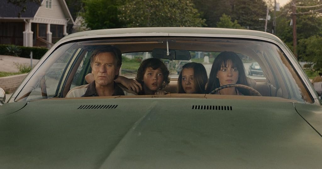 Ewan McGregor, Anne Hathaway, Maisy Stella et Christian Convery dans The End of Oak Street (2026)