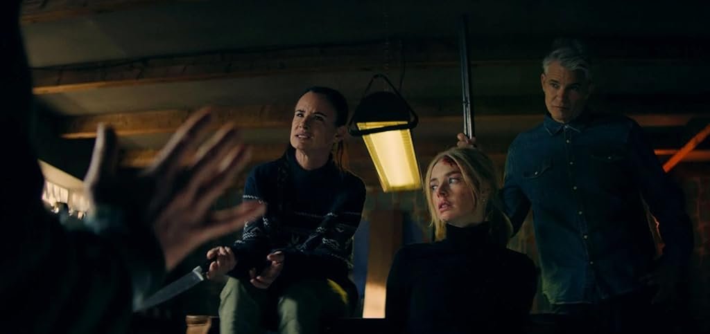Juliette Lewis, Timothy Olyphant et Samara Weaving dans Over Your Dead Body (2026)