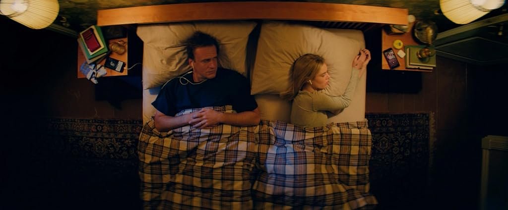 Jason Segel et Samara Weaving dans Over Your Dead Body (2026)