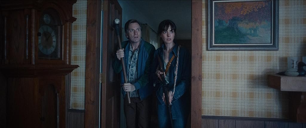 Ewan McGregor et Anne Hathaway dans The End of Oak Street (2026)