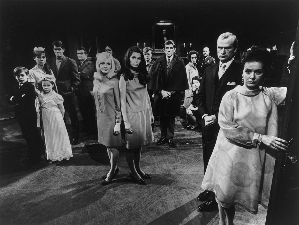 Joan Bennett, Nancy Barrett, Clarice Blackburn, Louis Edmonds, Dana Elcar, Jonathan Frid, Anthony George, Robert Gerringer, Grayson Hall, David Henesy, Alexandra Isles, John Karlen, Dennis Patrick, Kathryn Leigh Scott et Sharon Smyth dans Dark Shadows (1966)