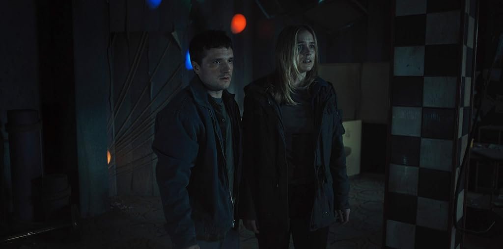 Josh Hutcherson et Elizabeth Lail dans Five Nights at Freddy's 2 (2025)