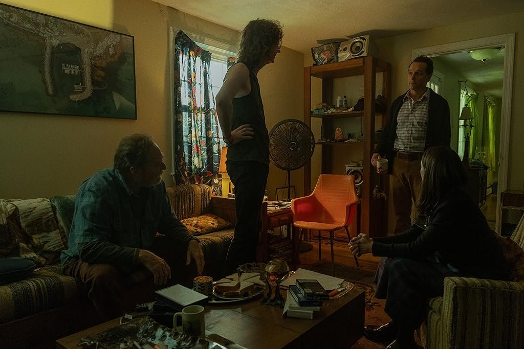 Matthew Rhys, Stephen Root, Kate O'Flynn & Chris Fleming dans la série Widow's Bay (2026)