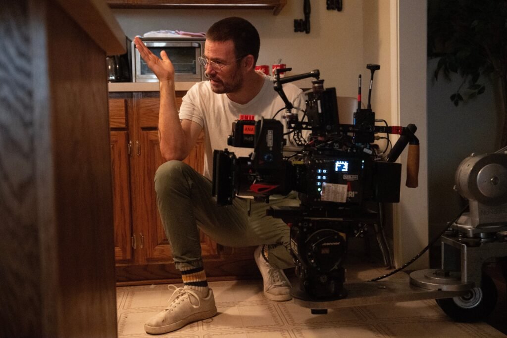 Zach Cregger sur le tournage du film "Evanouis" (2025)