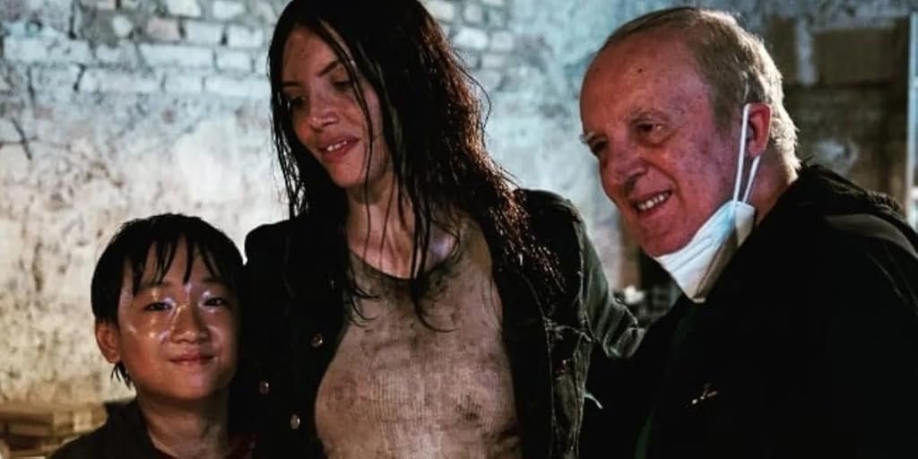 Dario Argento, Andrea Zhang et Ilenia Pastorelli dans Lunettes noires (2022)
