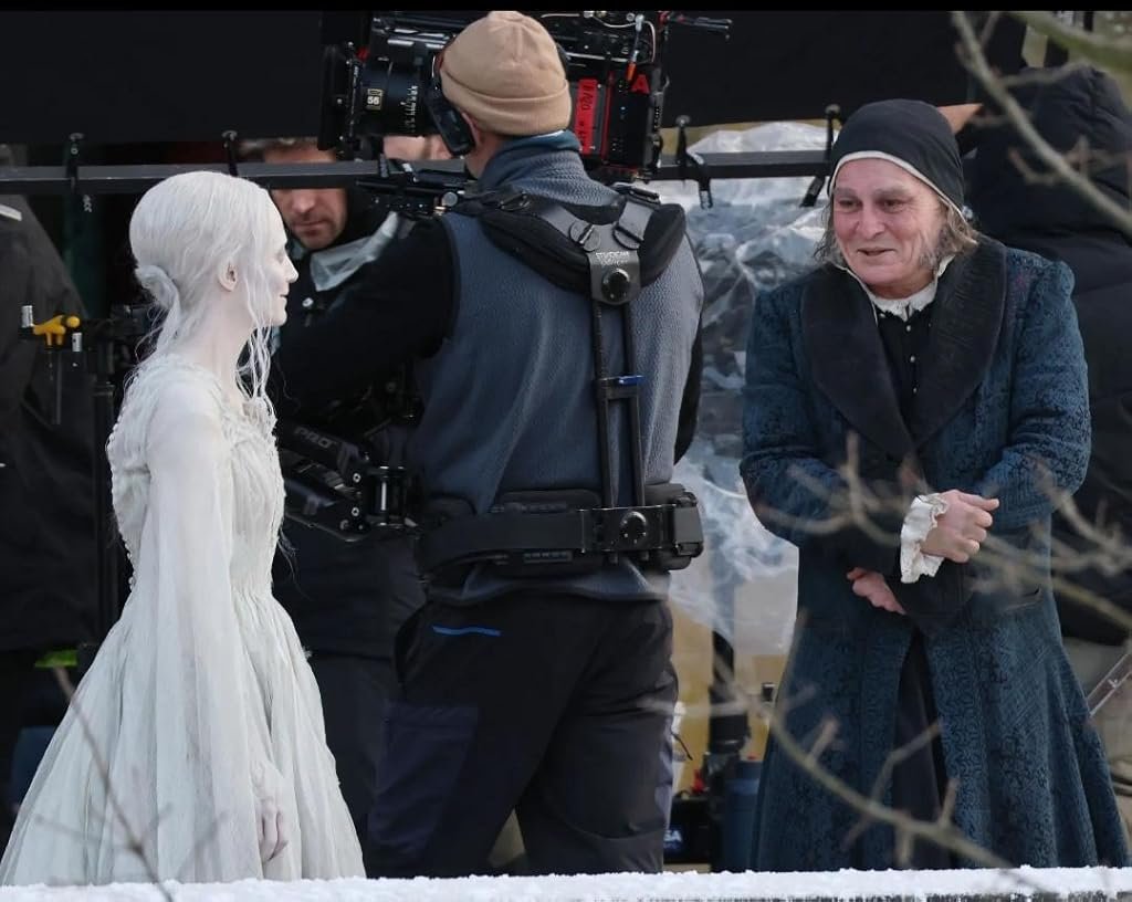 Johnny Depp & Andrea Riseborough sur le tournage du film  Ebenezer: A Christmas Carol (2026)