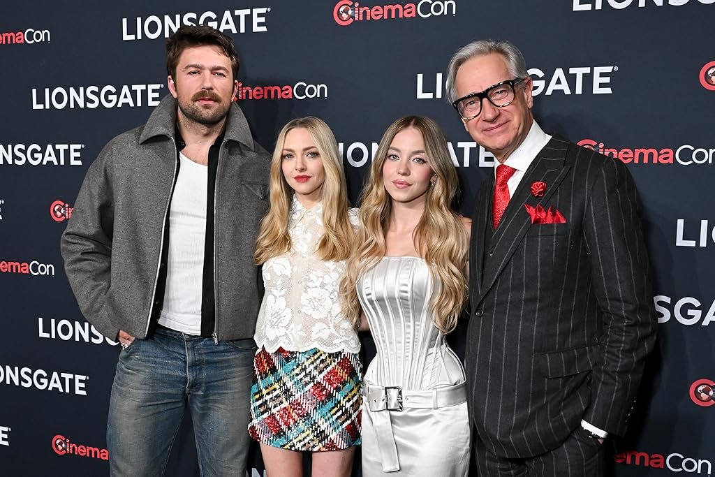 Paul Feig, Amanda Seyfried, Sydney Sweeney et Brandon Sklenar lors d'un événement pour La Femme de ménage (2025)