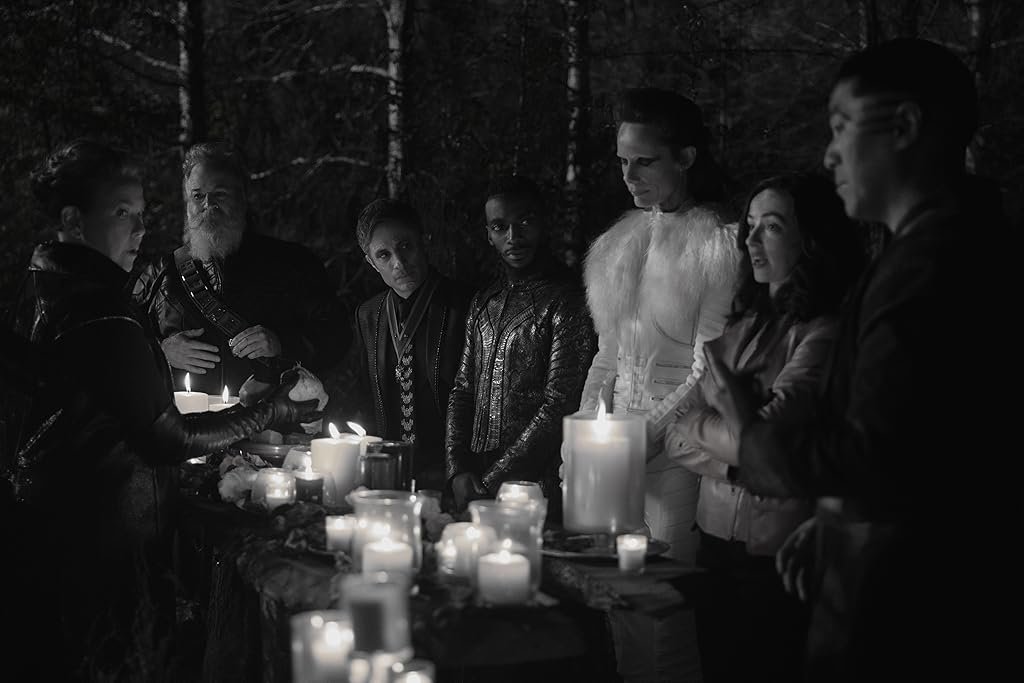 John L. Russell, Eugenie Bondurant, Gael García Bernal, Harriet Sansom Harris, Kirk R. Thatcher, Chuck Zlotnick, Leonardo Nam, Daniel J. Watts, Laura Donnelly et Jovan dans Werewolf by Night (2022)