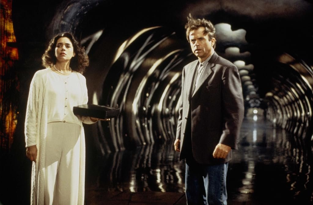 Sam Neill et Julie Carmen dans L'Antre de la folie (1994)