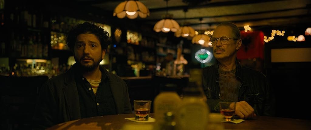 Steve Buscemi et John Magaro dans L'histoire superficielle d'un écrivain qui a décidé d'écrire sur un tueur en série (2024)