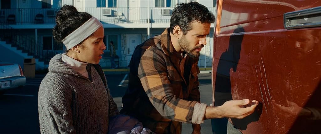 Jacob Scipio & Lou Llobell dans Passenger (2026)