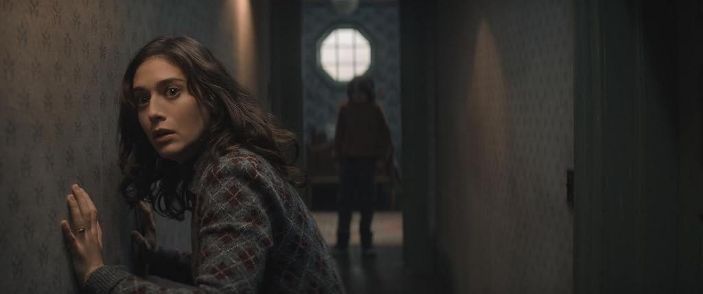 Lizzy Caplan et Woody Norman dans La Maison du mal (2023)