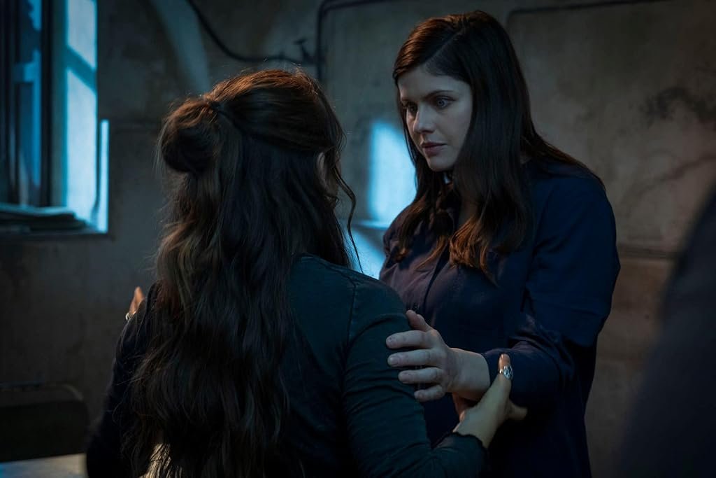 Alexandra Daddario et Alyssa Jirrels dans Mayfair Witches d'Anne Rice (2023)