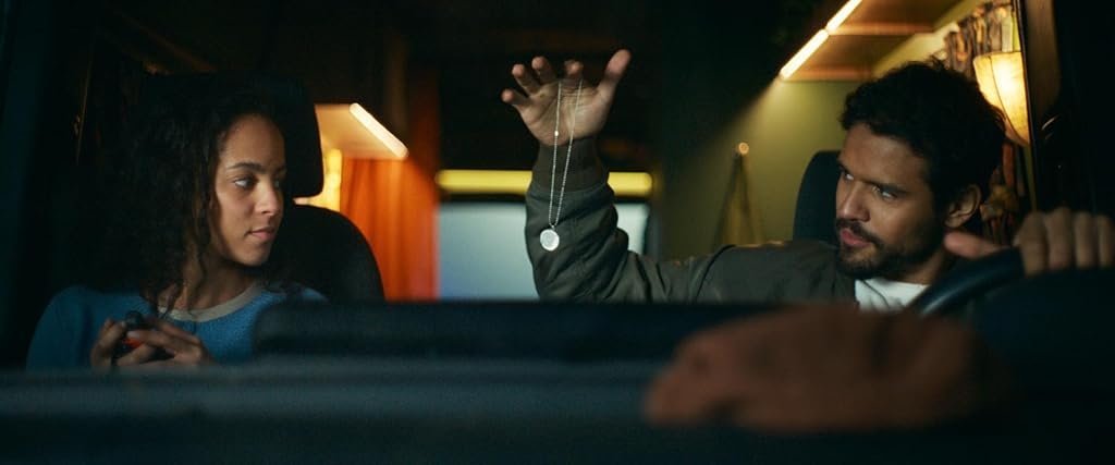 Jacob Scipio & Lou Llobell dans Passenger (2026)