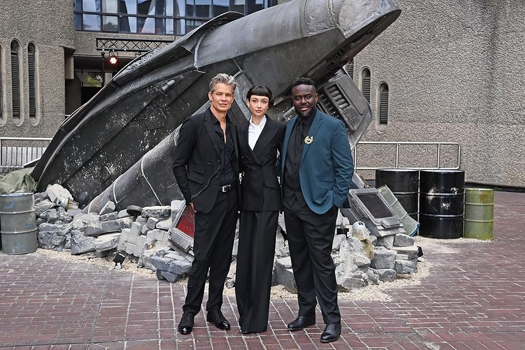 Timothy Olyphant, Babou Ceesay et Sydney Chandler lors d'un événement pour Alien : Earth (2025)