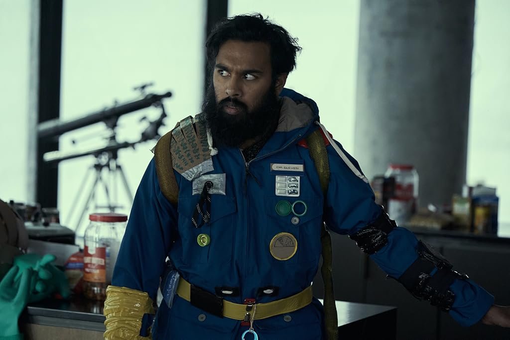 Himesh Patel dans la série Station Eleven (2021)