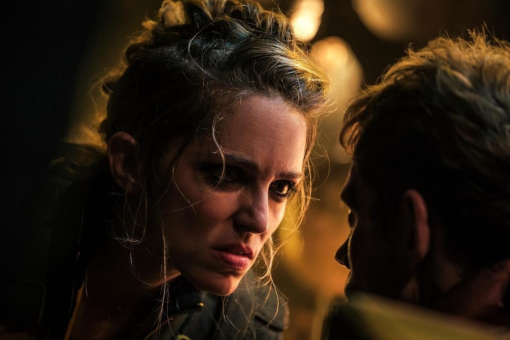 Bill Skarsgård et Jessica Rothe dans Boy Kills World (2023)