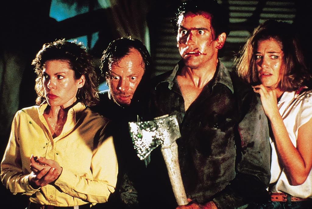 Sarah Berry, Bruce Campbell, Kassie Wesley DePaiva et Dan Hicks dans Evil Dead 2 (1987)