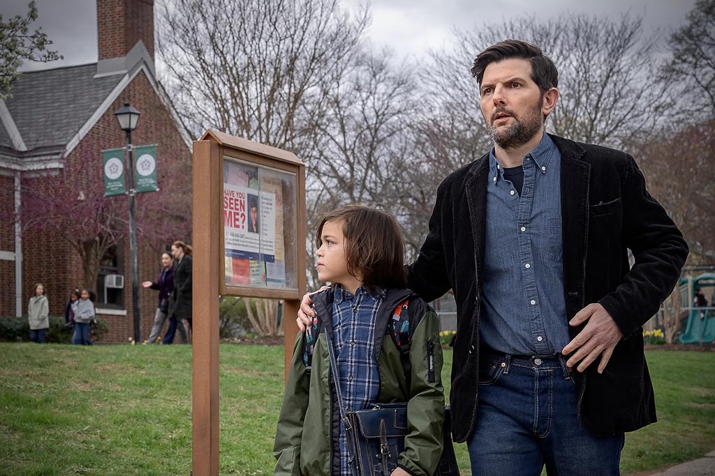 Adam Scott et Acston Luca Porto dans The Whisper Man (2026)
