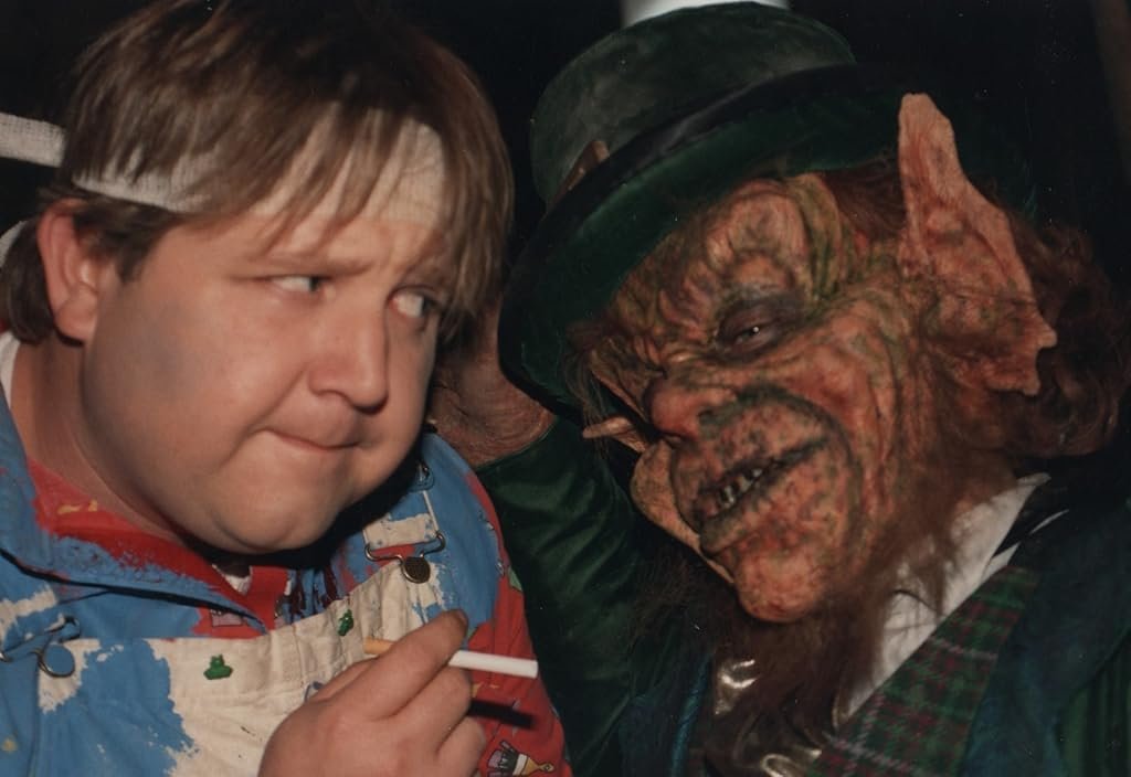 Mark Holton et Warwick Davis dans Leprechaun (1993)