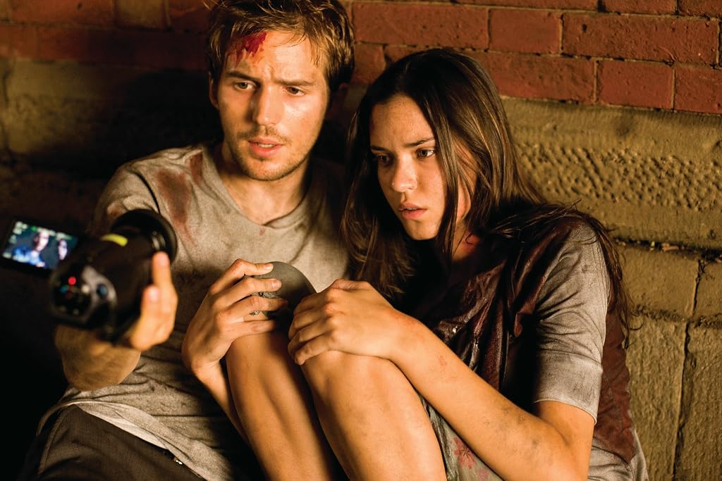 Odette Annable et Michael Stahl-David dans Cloverfield (2008)