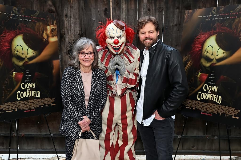 Sally Field et Eli Craig lors d'un événement pour La nuit des clowns (2025)