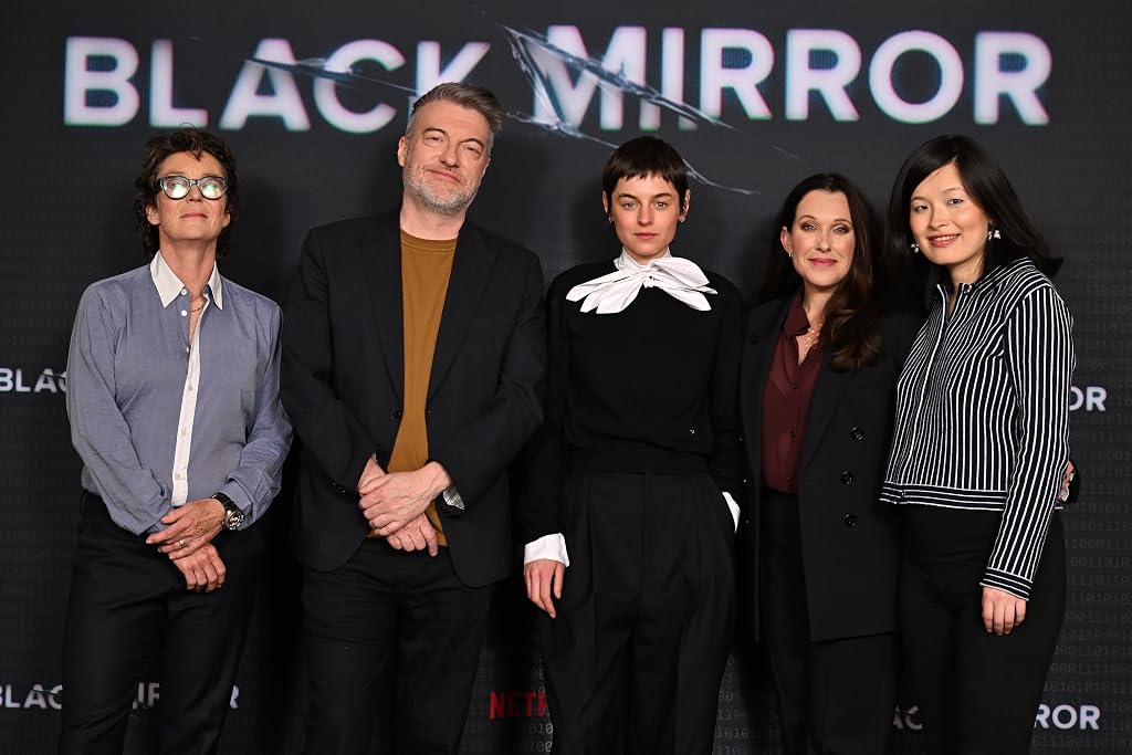 Charlie Brooker, Susie Liggat, Emma Corrin, Jessica Rhoades et Haolu Wang lors d'un événement consacré à Black Mirror (2011).