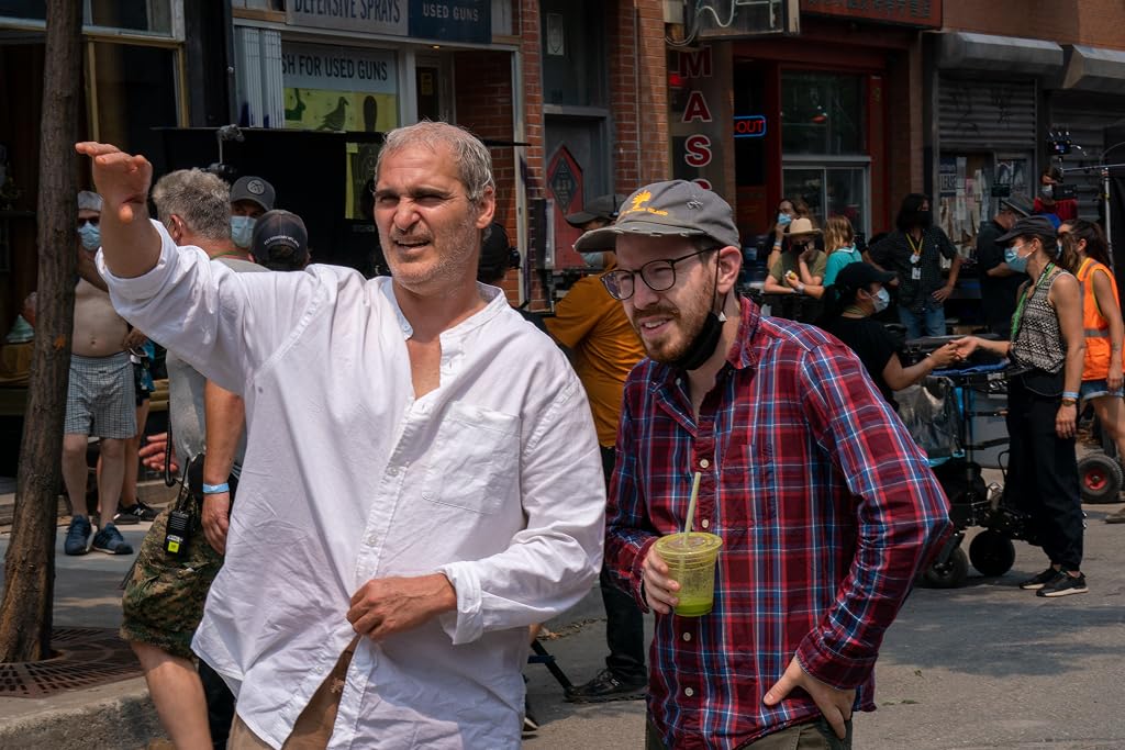 Joaquin Phoenix et Ari Aster dsur le tournage du film Beau Is Afraid (2023)