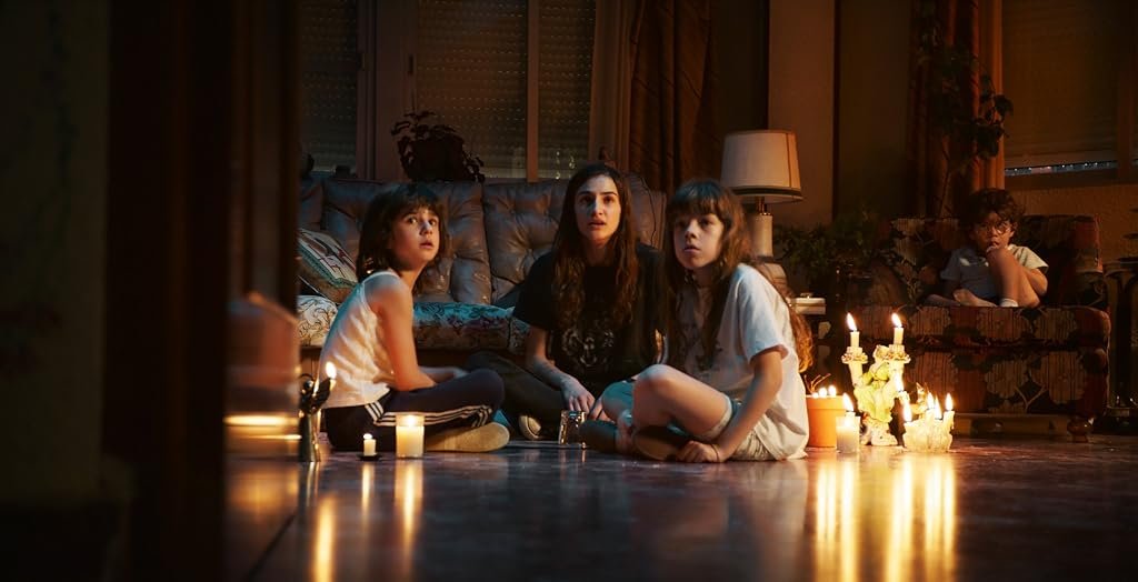 Bruna González, Claudia Placer, Sandra Escacena et Iván Chavero dans Verónica (2017)