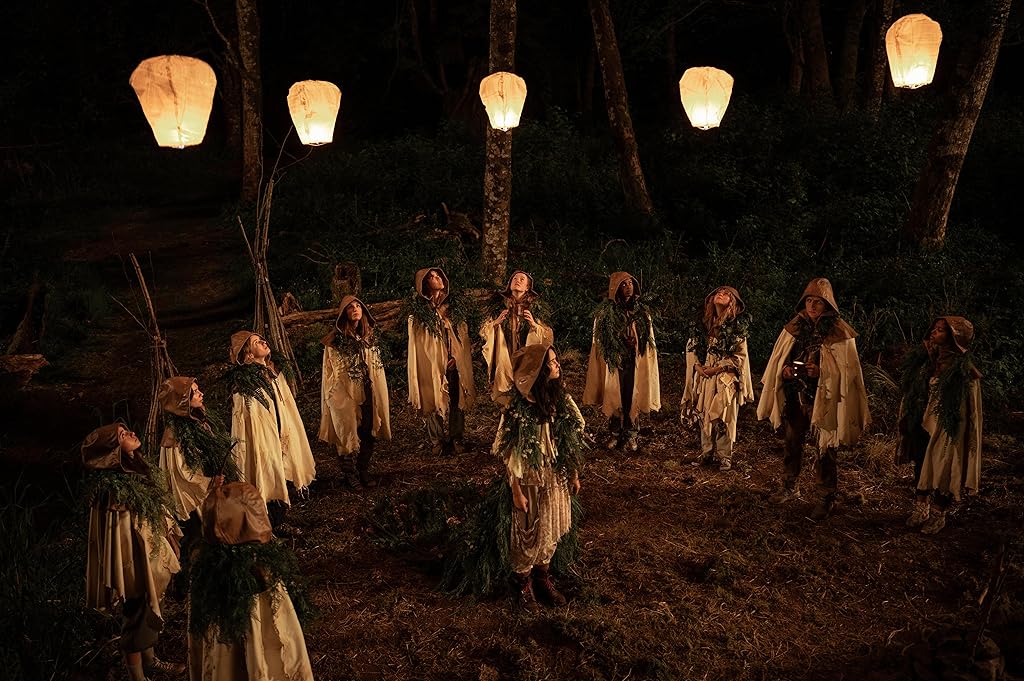 Nia Sondaya, Samantha Hanratty, Kevin Alves, Sophie Nélisse, Courtney Eaton, Jasmin Savoy Brown et Jenna Burgess dans Yellowjackets (2021)