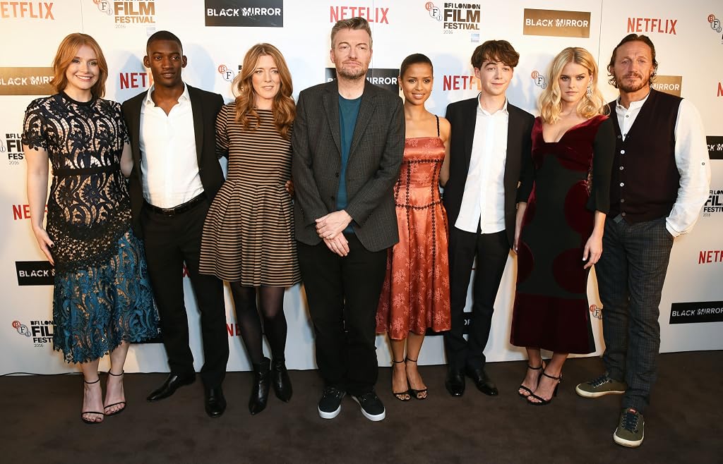 Charlie Brooker, Jerome Flynn, Bryce Dallas Howard, Alice Eve, Gugu Mbatha-Raw, Annabel Jones, Malachi Kirby et Alex Lawther lors d'un événement consacré à Black Mirror (2011).
