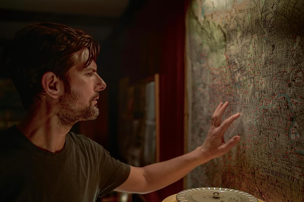 Adam Scott dans The Whisper Man (2026)