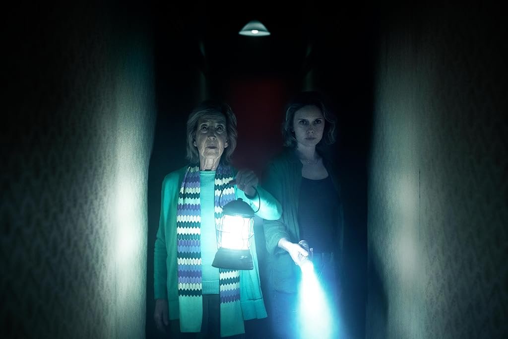 Lin Shaye et Amelia Eve dans Insidious : L'invasion du lointain (2026)