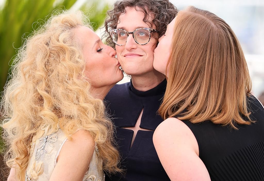 Gillian Anderson, Jane Schoenbrun et Hannah Einbinder posent lors de la séance photo du film Teenage Sex And Death At Camp Miasma au 79e Festival de Cannes au Palais des Festivals le 13 mai 2026 à Cannes, en France.