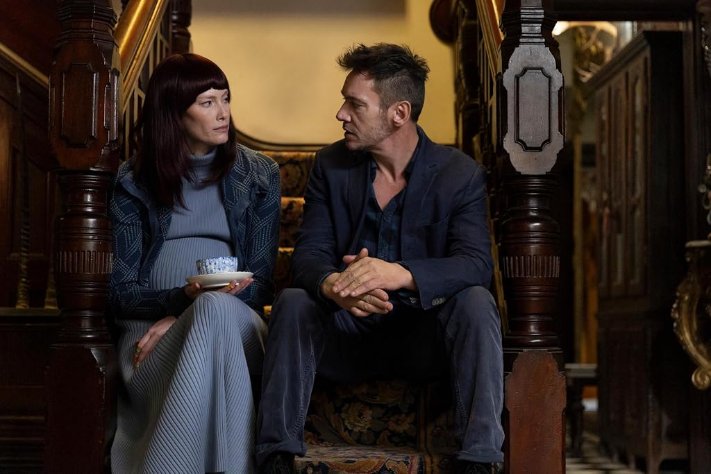 Jonathan Rhys Meyers et Alyssa Sutherland dans The Room Below (2026)