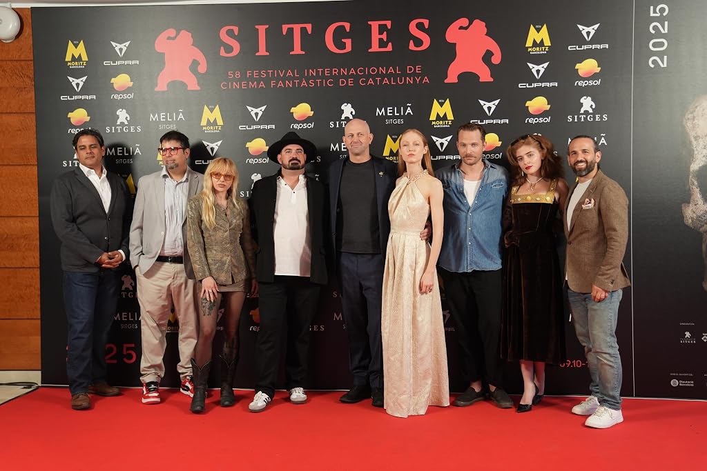 Madeleine Charmaine Morrell, Aaron B. Koontz, David Call, Justin Brooks, Alexander Schepsman, Zeus Kontoyannis et Emily Bennett dans Blood Shine (2025)