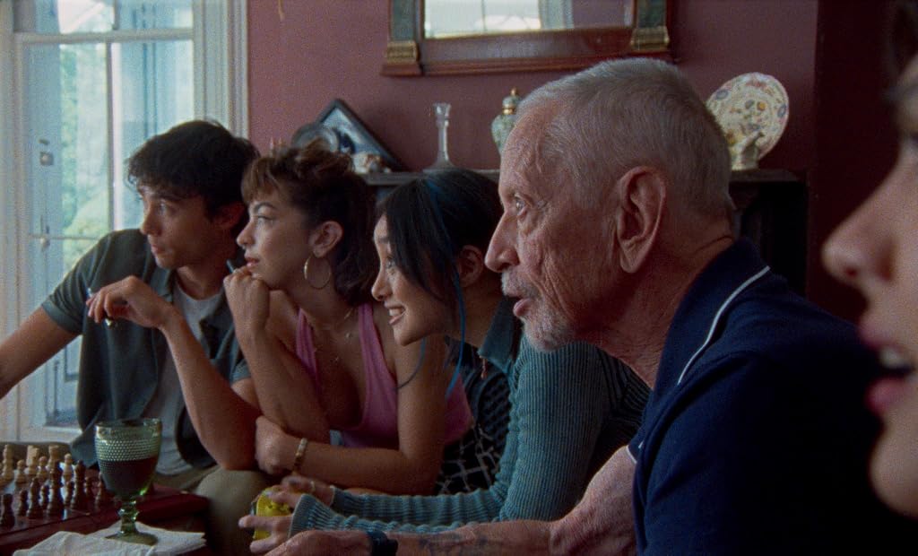 Scott Glenn, Janira Reyes et Shioli Kutsuna dans Eugene the Marine (2025)