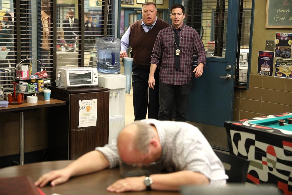Dirk Blocker, Joel McKinnon Miller et Andy Samberg dans Brooklyn Nine-Nine (2013)